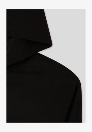 Czarna bluza z kapturem, z wysokim kołnierzem, wykonana z miękkiego materiału o gładkiej teksturze, z kontrastowymi detalami szwów.