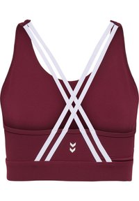 Bordowy sportowy stanik z białymi krzyżującymi się ramiączkami, charakteryzujący się jednolitą teksturą oraz małym logo w kształcie chevronu umieszczonym z przodu na środku.