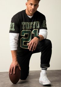 STHUGE HALBARM FOOTBALL - Camiseta estampada - black