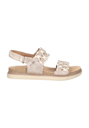 Sandalias con tiras trenzadas y acabado plateado metálico, que cuentan con dos correas ajustables, una plantilla acolchada y una suela de corcho texturizado.