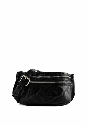 Sac ceinture en cuir noir avec deux fermetures éclair argentées horizontales et une sangle réglable avec boucle sur fond blanc.