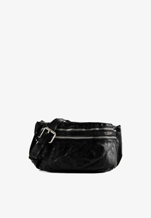Bolso de cinturón de cuero negro con dos cremalleras plateadas horizontales y una correa ajustable con hebilla sobre un fondo blanco.