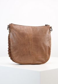 Brązowa skórzana torba na ramię z gładką powierzchnią i teksturowaną boczną częścią. Posiada zamek błyskawiczny i metalowe akcenty.