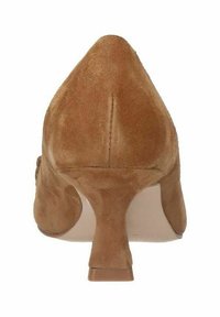 Scarpa con tacco alto in suede marrone, punta affusolata e tacco stretto; superficie liscia con cuciture visibili lungo il retro.