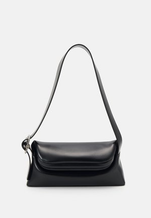 Bolso de piel negra con una forma estructurada, una textura suave y una sola correa para el hombro. Presenta un diseño de tapa sutil y redondeado.
