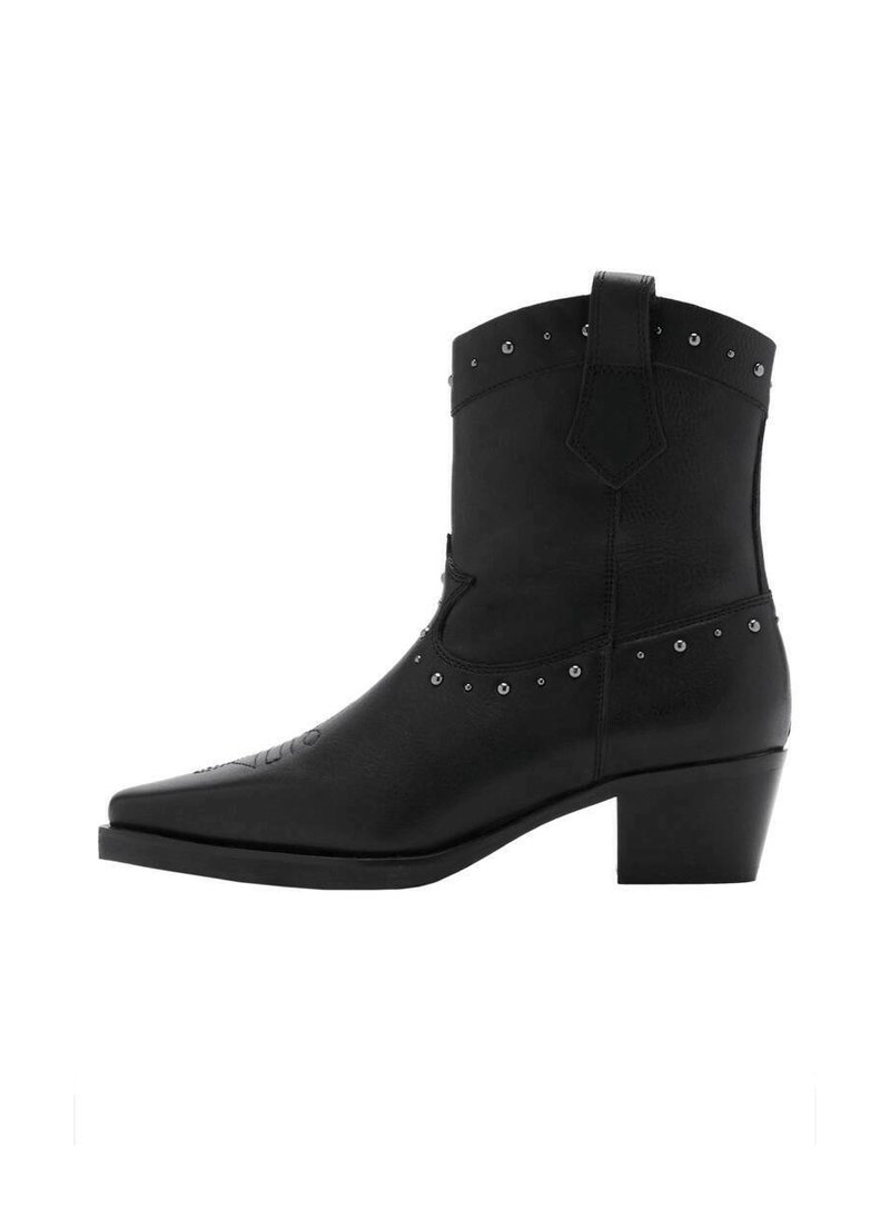 Zwarte lederen cowboylaars met een spitse neus, decoratieve studs langs de kraag en een lage blokhak; heeft een gladde textuur en een klassiek ontwerp.