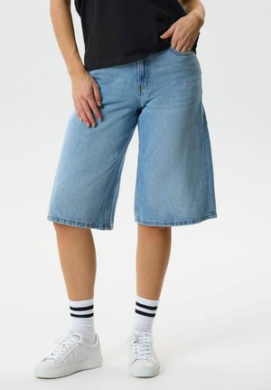 TWO SOON BAGGY MEDIUM WAIST  - Lühikesed teksad - light blue denim
