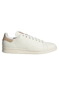 Hvide sneakers med en struktureret kanvasoverdel, beige læderhæl, fem snørehuller og en gummisål med et prægede logo.