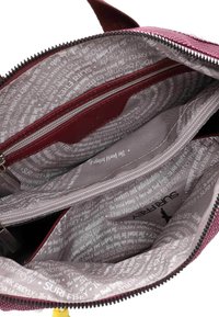 Burgundowa torba materiałowa z wnętrzem na zamek błyskawiczny; posiada dwie komory oraz teksturowane szare wykończenie z powtarzającymi się białymi wzorami tekstowymi.