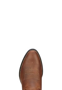 Bota de vaquero de cuero marrón con punta afilada, con costuras decorativas en la parte superior y una suela negra con un ribete de cuero marrón claro.
