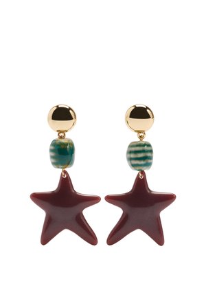 Złote kolczyki na sztyft z zielonymi, paskowanymi koralikami i wiszącymi, ciemnoczerwonymi zawieszkami w kształcie gwiazdy.