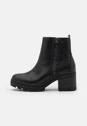 BOOTS - Plateaustiefelette - black