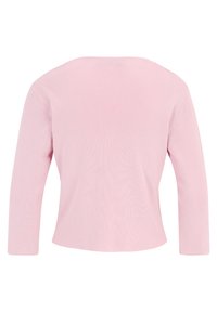Zachtroze top met lange mouwen, ronde halslijn en aansluitende silhouet, gezien van achteren op een witte achtergrond.