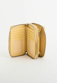 Billetera amarilla con cremallera, con múltiples ranuras para tarjetas, dos ventanas transparentes para identificación, textura suave y cremallera plateada contrastante a lo largo del borde.