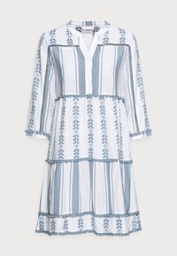 Biała sukienka w niebieskie paski z haftowanymi wzorami. Posiada kołnierzyk, rękawy o długości trzech czwarte i warstwowy dół z karbowanymi krawędziami.