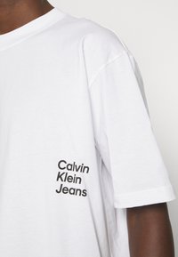 Calvin Klein Jeans EXCLUSIVE BOLD CALVIN GRAPHIC TEE - T-shirts print - bright white