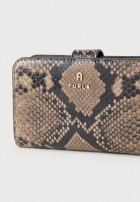 Furla pénztárca barna és fekete árnyalatú, struktúrált mű kígyóbőrmintával, arany logórészletekkel az elülső oldalon.