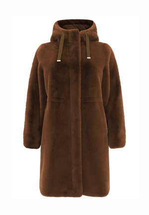 Manteau en fausse fourrure marron avec capuche, présentant une silhouette droite, des poches latérales et de longues manches. Comprend des liens en tissu avec des accents métalliques.