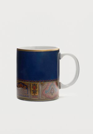 Taza de cerámica con la mitad superior en azul oscuro, banda adornada con motivos paisley multicolor cerca de la base y borde dorado, mostrada con el asa hacia la derecha.