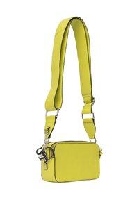 Žlutá texturovaná kožená crossbody taška obdélníkového tvaru, s nastavitelním popruhem a detaily ze stříbrného kovu, obsahující přívěsek s logem.