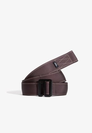 Brauner Nylon-Gürtel mit strukturierter Oberfläche, ausgestattet mit einer schwarzen Metallschnalle und abgesteppten Details entlang der Ränder.