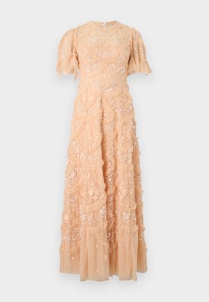 Φόρεμα δαντέλας σε ροδακινί χρώμα με κοντά φουσκωτά μανίκια, διακοσμημένο με παγιέτες και ανθικό κέντημα, με φούστα σε στρώσεις και ψηλό λαιμό.