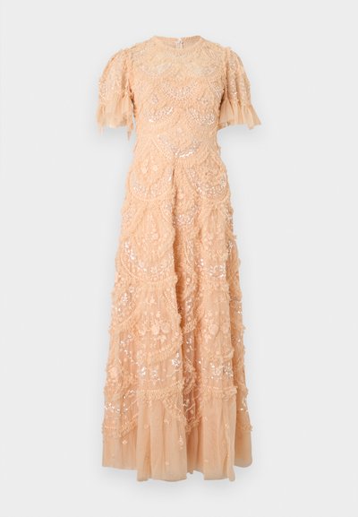 Φόρεμα δαντέλας σε ροδακινί χρώμα με κοντά φουσκωτά μανίκια, διακοσμημένο με παγιέτες και ανθικό κέντημα, με φούστα σε στρώσεις και ψηλό λαιμό.