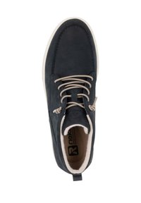 Chaussures chevilles Navystreet avec tige en daim, lacets beiges et semelle en caoutchouc blanche. Intérieur doublé d'un matériau doux et marque visible à l'intérieur.