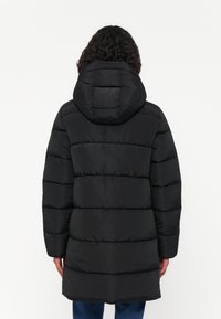 Schwarzer gepolsterter Mantel mit Kapuze, gestepptem Design und horizontalen Nähten, knielang geschnitten. Hergestellt aus glattem, wasserabweisendem Material.