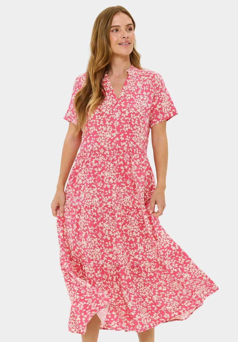 Roze bloemen midi-jurk met korte mouwen, V-hals en gelaagde rok. Lichtgewicht stof met een zachte textuur en een wit bladerenpatroon.