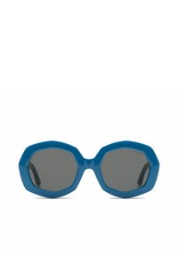 Lunettes de soleil hexagonales avec une monture brillante de couleur bleu vif et des verres gris foncé. Elles présentent des branches épaisses et une texture lisse.