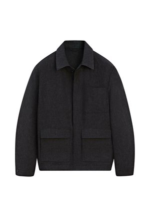 Giacca colletto grigio scuro con tre tasche frontali con patta e polsini con bottoni, mostrata su sfondo bianco.