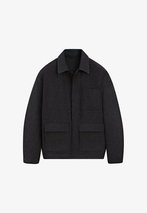 Dunkelgraue Jacke mit Kragen, drei aufgesetzten Fronttaschen mit Klappen und geknöpften Manschetten, auf weißem Hintergrund dargestellt.