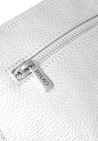 RYŁKO Torba preko tijela - silver