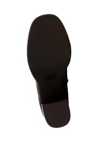 Suola di scarpa nera con un design appuntito, superficie testurizzata, tacco leggermente rialzato e bordi lisci. Motivo orizzontale vicino al tallone per la presa.