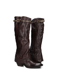 Bruine leren kniehoge laarzen met een slouchy ontwerp, voorzien van een enkele gesp en oogjesaccenten. Puntige neus en lage blokhak.