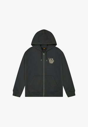 Zwarte rits-hoodie van zachte stof. Heeft een voorzak, capuchon met koord en witte "Lee Jeans 1889" logo op de borst.