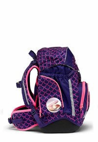 Lila Rucksack mit pinkem Muschelmuster, mehreren Taschen und grauen Akzenten. Enthält ein Abzeichen im Muschel-Design und gepolsterte Träger.