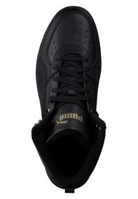 Sorte lær høyhælte sneakers med polstret krage, strukturerte detaljer, gullmerke og perforert design på tåområdet.