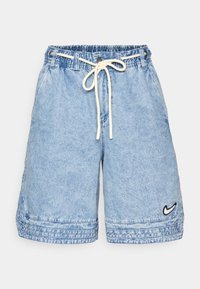 Lyseblå denimshorts med elastisk talje og snor. Har sidelommer og et lille sort Nike-logo på kanten.
