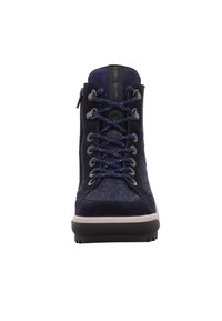 Stivale alto navy con tomaia texturizzata, caratterizzato da suede e un pannello liscio. Lacci attraverso occhielli metallici, chiusura con zip laterale. Suola in gomma.