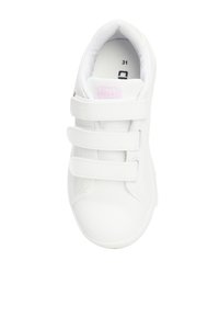 Sneaker bianco sintetico con due fasce in Velcro, punta arrotondata, collo imbottito e texture liscia. Numero 31, design minimalista con branding sottile.