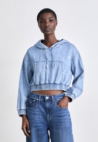 Tommy Jeans CROPPED HOODIE - Felpa con cappuccio - denim medium