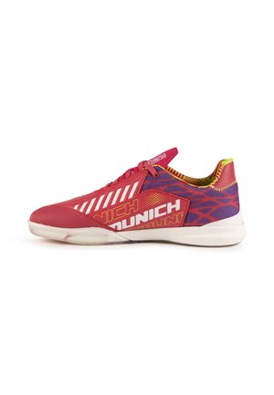Scarpa da atletica a profilo basso in rosso, viola e giallo con suola bianca, strisce decorative e marchio "Munich" sul lato e sulla linguetta.