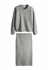 Szary zestaw z dzianiny składający się z swetra i dopasowanej spódnicy, z okrągłym dekoltem, prążkowanymi mankietami i miękką teksturą. Prosty, minimalistyczny design.