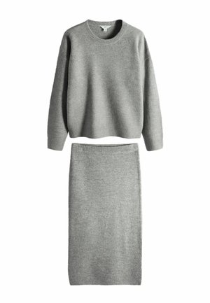 Sivý pletený sveter a súprava s rovnako zladenou sukňou, s okrúhlym výstrihom, rebrovanými manžetami a mäkkou textúrou. Jednoduchý, minimalistický dizajn.