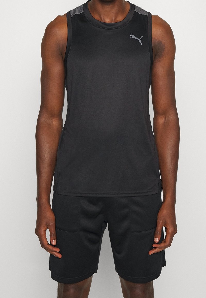 Débardeur athlétique noir en matériau léger avec un col rond et un design sans manches. Comprend un logo Puma gris et des panneaux d'accentuation.