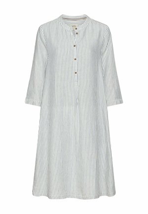 Hvid kjole med lodrette navy-blå striber, trekvart lange ærmer, rund halsudskæring og en forreste stolpelukning med fire brune knapper.