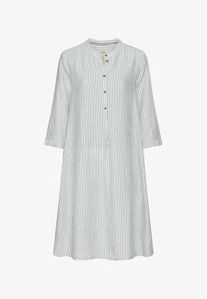 Hvid kjole med lodrette navy-blå striber, trekvart lange ærmer, rund halsudskæring og en forreste stolpelukning med fire brune knapper.