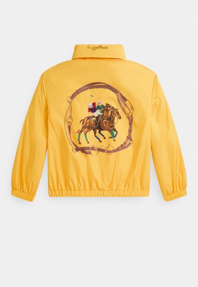 Żółta kurtka z grafiką dwóch graczy polo na koniach wewnątrz wzoru z paskiem skórzanym na plecach, z napisem "R.L. Polo Team" na kołnierzu.